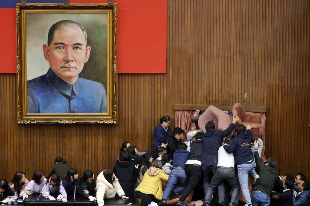 战况逆转!绿委窗破窗锁门 蓝委人数优势1小时抢回主席台