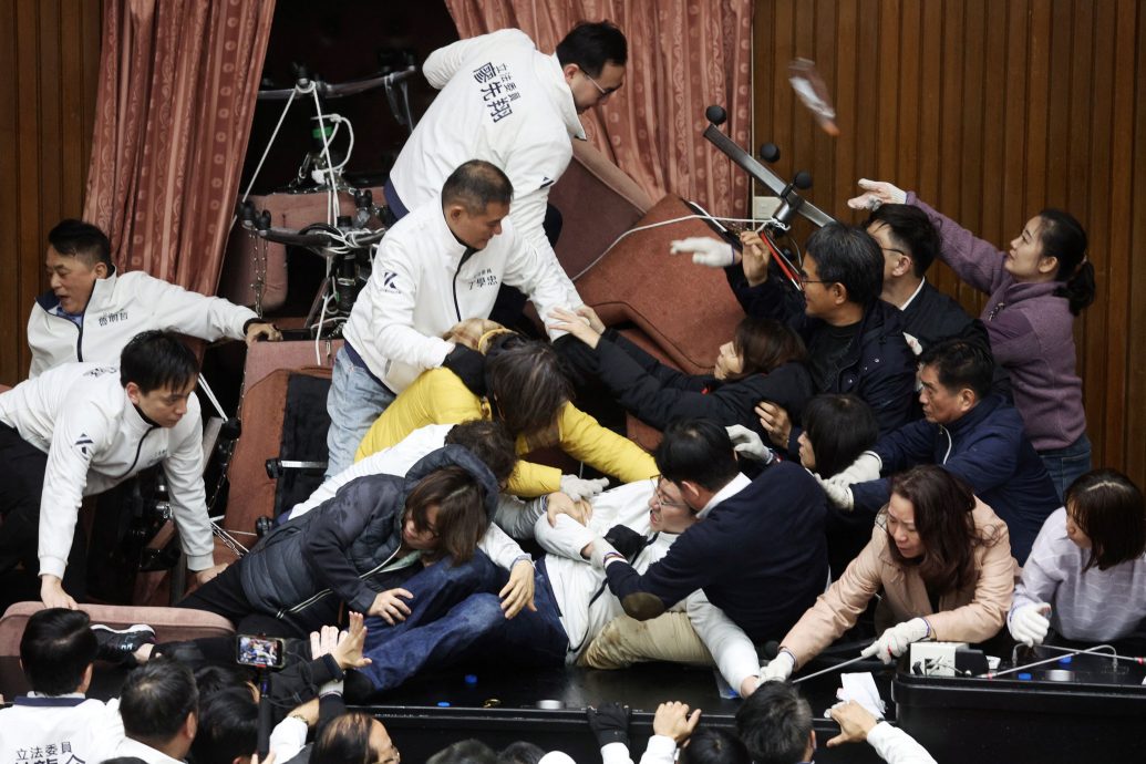 战况逆转!绿委窗破窗锁门 蓝委人数优势1小时抢回主席台