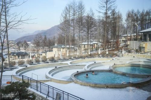 拚图,未签)冰天雪地里打造「热经济」