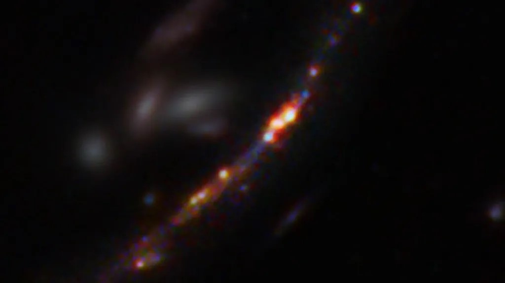 拼盘/韦布空间望远镜发现年轻星系“萤火虫闪烁” 星团形似生物发光的虫子