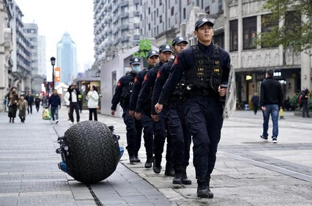 看世界两图)能跟踪、格斗、抓捕 特警测试球形机器人