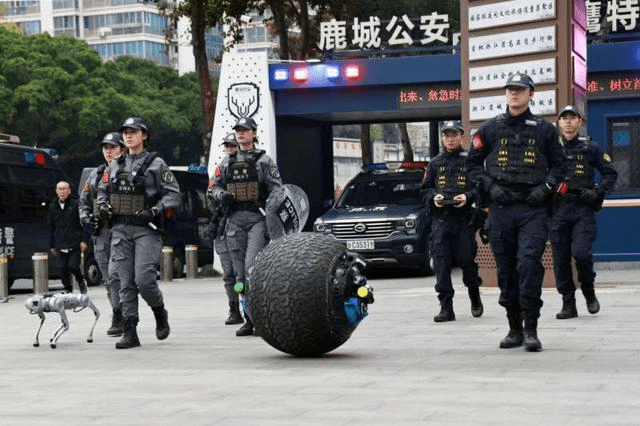 看世界两图)能跟踪、格斗、抓捕 特警测试球形机器人