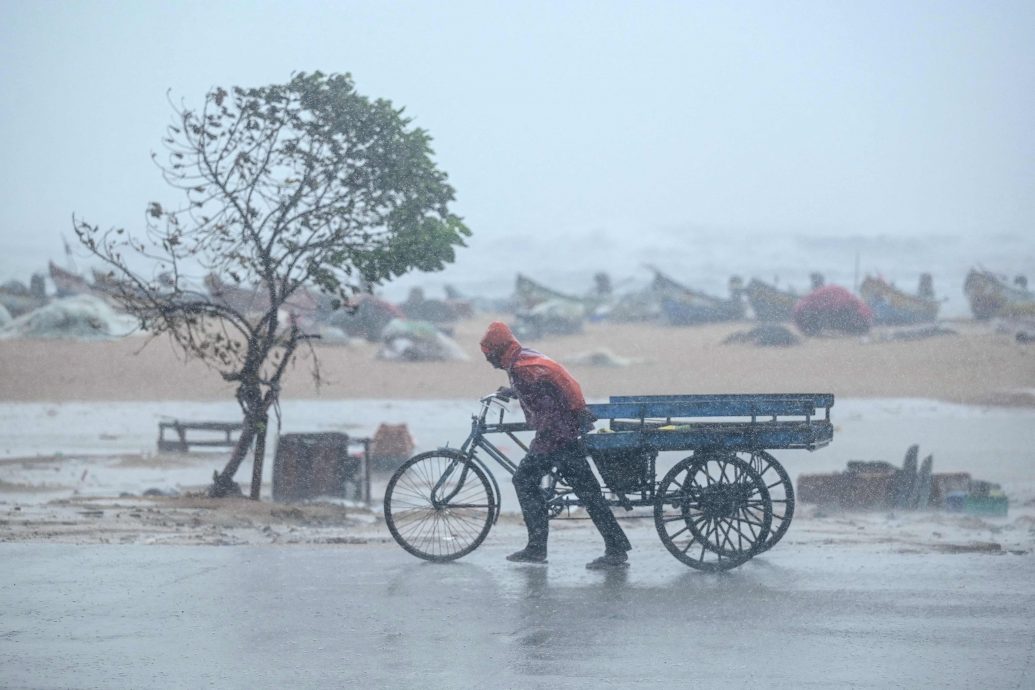 看世界)气旋丰格尔挟豪雨登陆印度南部 清奈机场关闭 3死