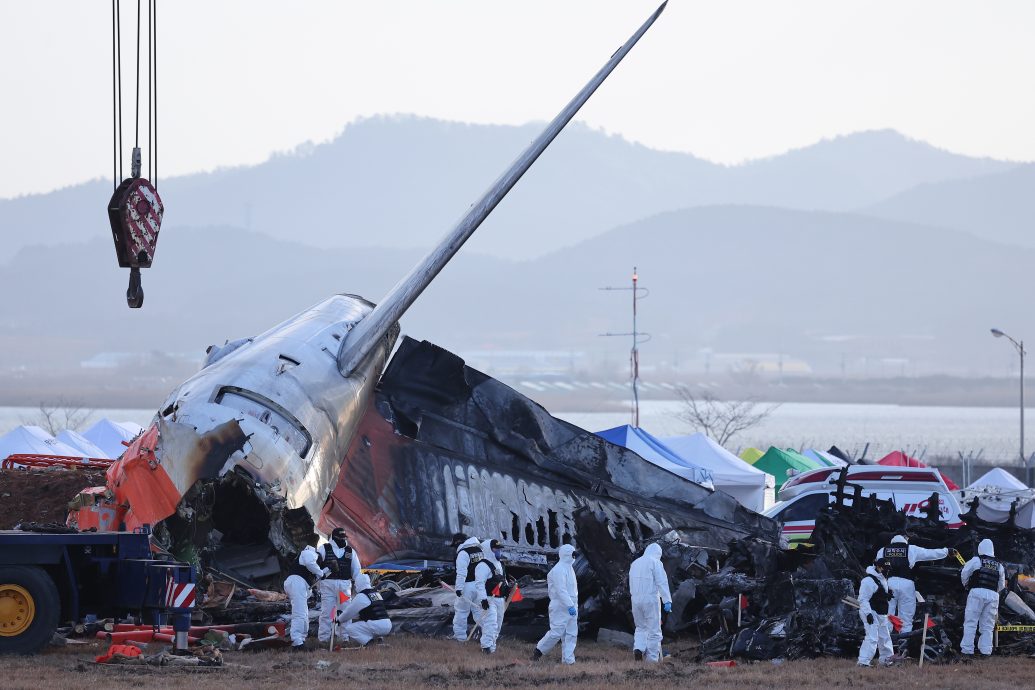 空难找到660遗骸仅5具遗体完整 家属领不到尸体痛哭