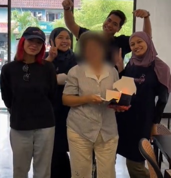 视频|不舍老妇人店内独自庆生 甜点店员工集体送上惊喜