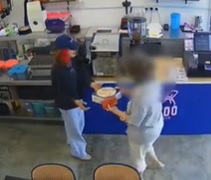 视频|不舍老妇人店内独自庆生 甜点店员工集体送上惊喜