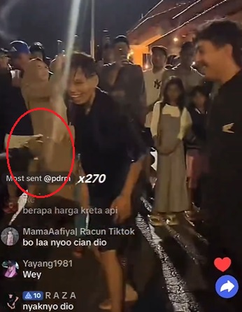 视频|灾区表演后空翻跳水特技 少年为赚小钱竟玩命!