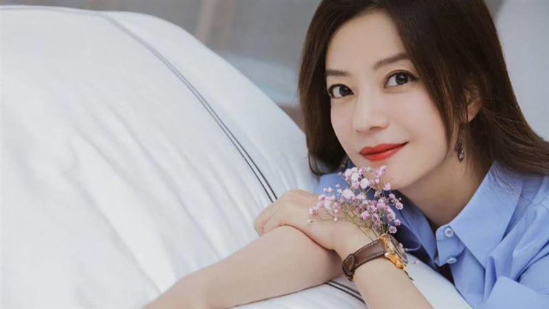 赵薇“多年前离婚”被质疑说谎 6月财报与黄有龙仍为配偶