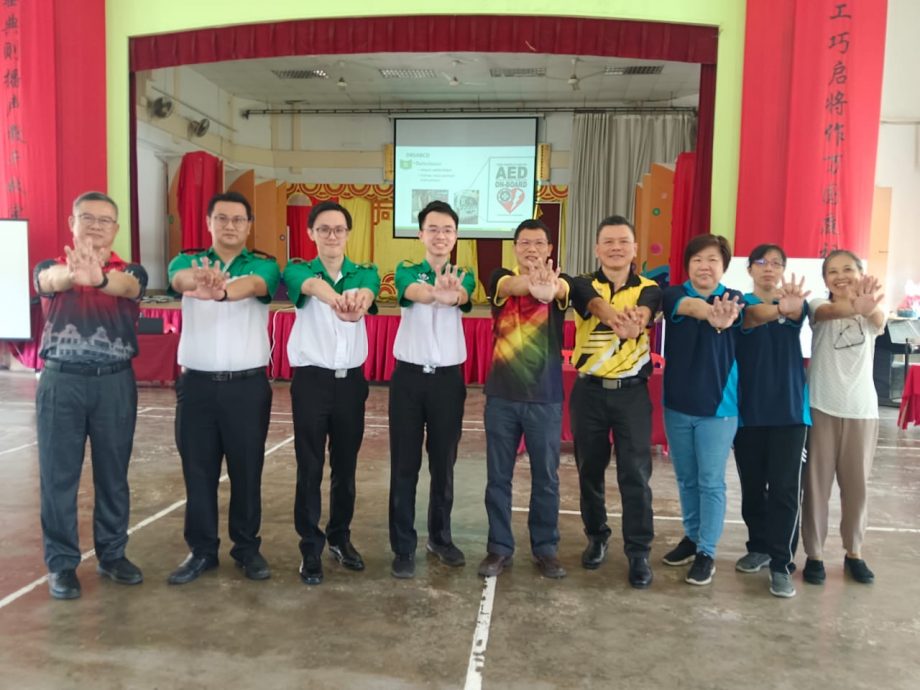 霹:主文/学海学记|守护生命 人人有责 育才华中约80人学急救技能