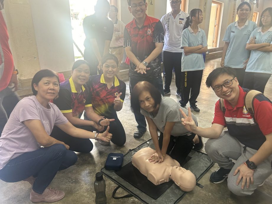 霹:主文/学海学记|守护生命 人人有责 育才华中约80人学急救技能