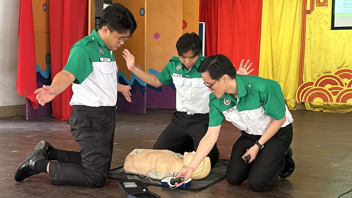 霹:主文/学海学记|守护生命 人人有责 育才华中约80人学急救技能