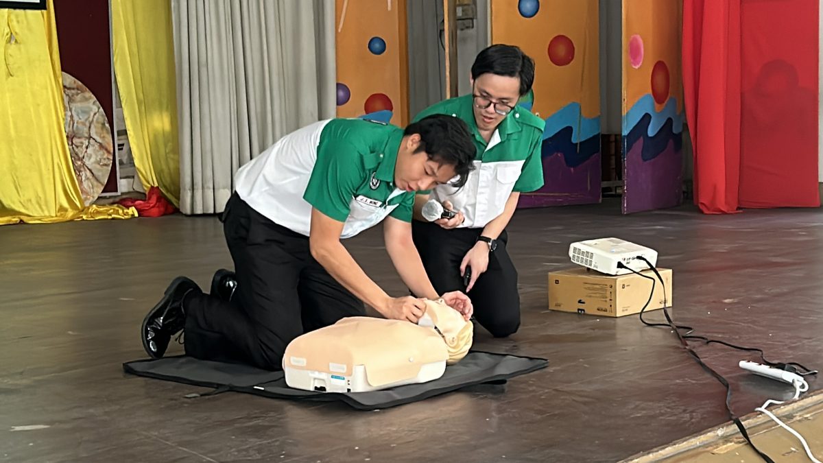 霹:主文/学海学记|守护生命 人人有责 育才华中约80人学急救技能