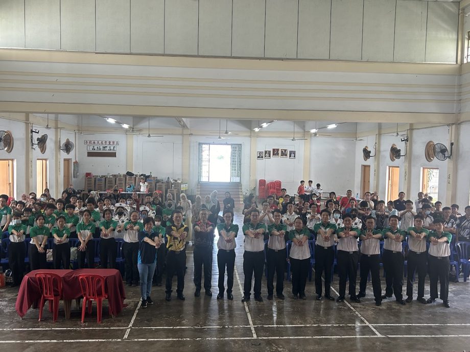 霹:主文/学海学记|守护生命 人人有责 育才华中约80人学急救技能