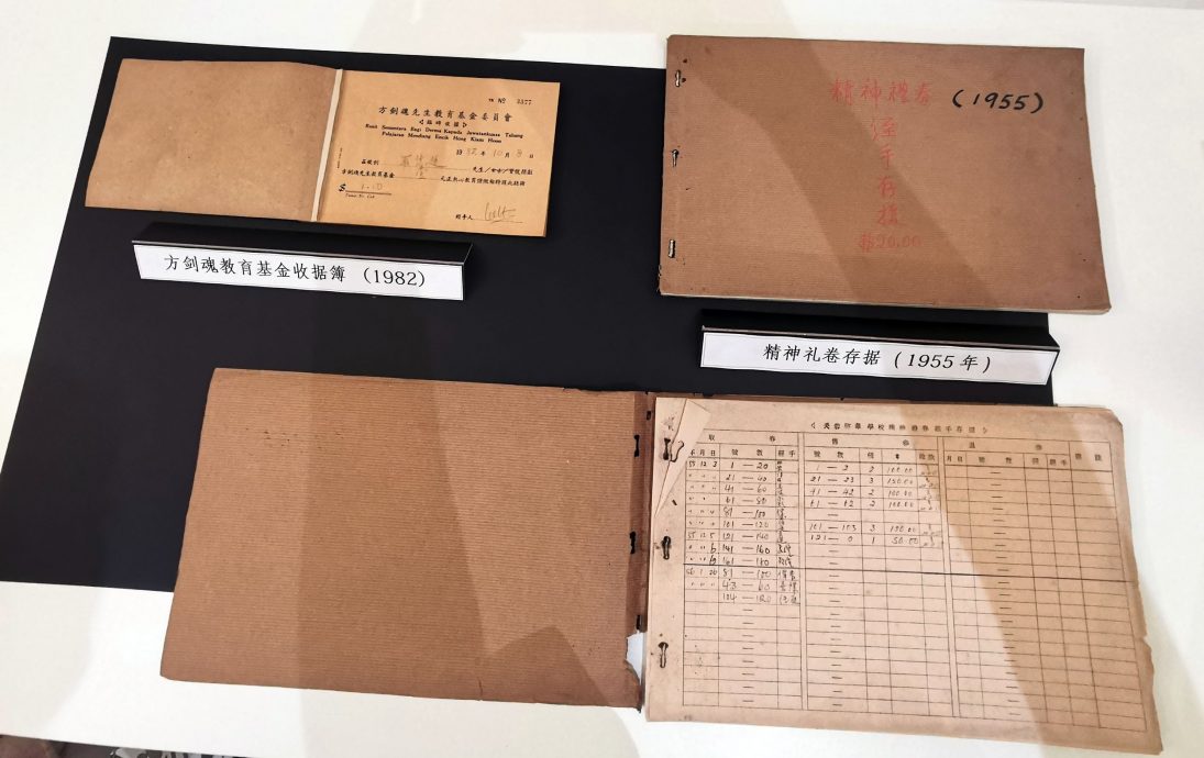 (3/12见报)星角摄/百年启华校史馆珍藏历史文物 穿越历史走廊见证学校发展史