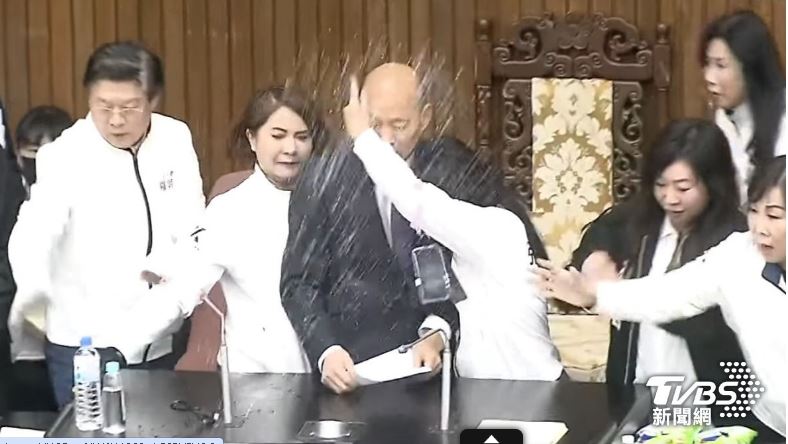 (头)台湾立法院再演武斗 男议员对女议员使“剪刀脚”