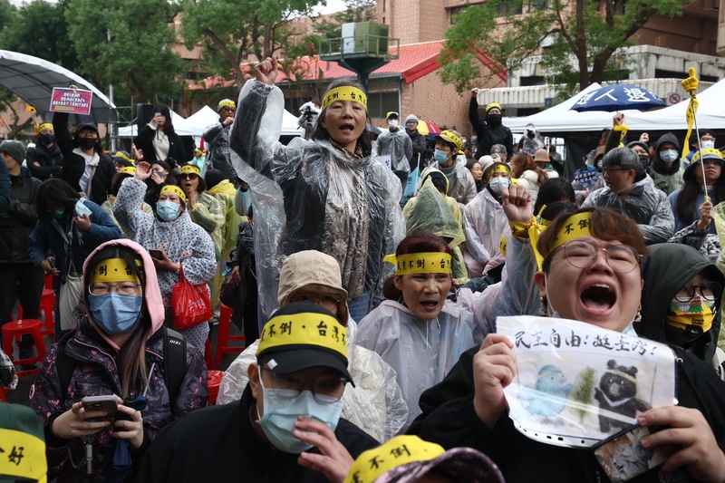 (头)台湾立法院再演武斗 男议员对女议员使“剪刀脚”