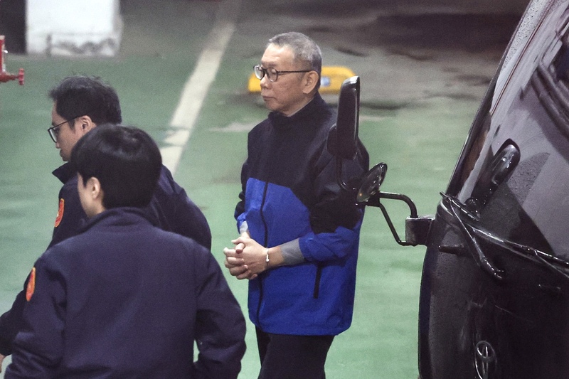 (头)台湾立法院再演武斗 男议员对女议员使“剪刀脚”