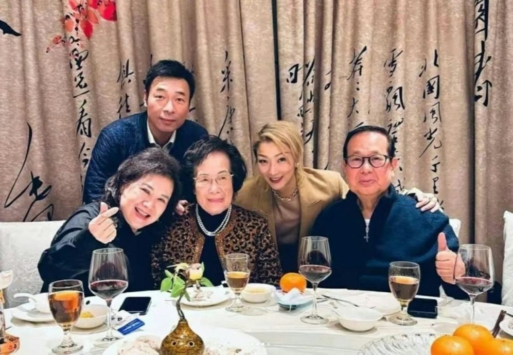 (明8.30am)回娘家陪母亲看旧照 郑秀文笑指父女如饼印