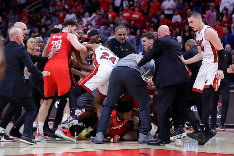 NBA|湖人2+3换来(芬尼史密斯)米尔顿 拉塞尔2度成篮网人