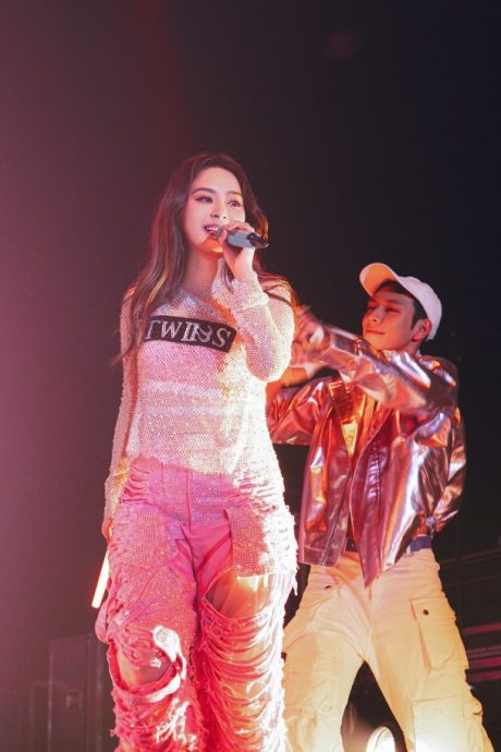 Twins北美巡演遇7级地震 阿Sa跳上床
