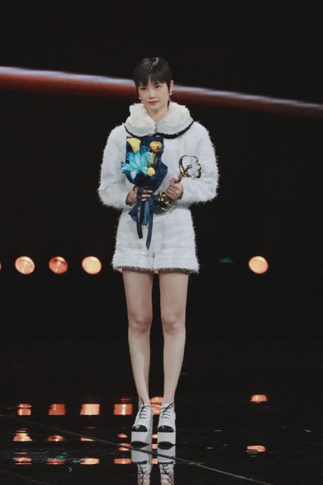 《微博之夜》7大咖同挤红毯 李宇春独登压轴被骂翻