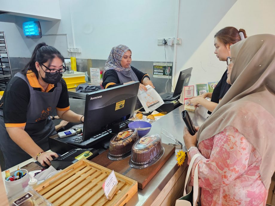 东:蛋糕和面包店也需申请清真认证,哥市业者叹繁文缛节加重工作负担及营运成本,大感为难与无奈!