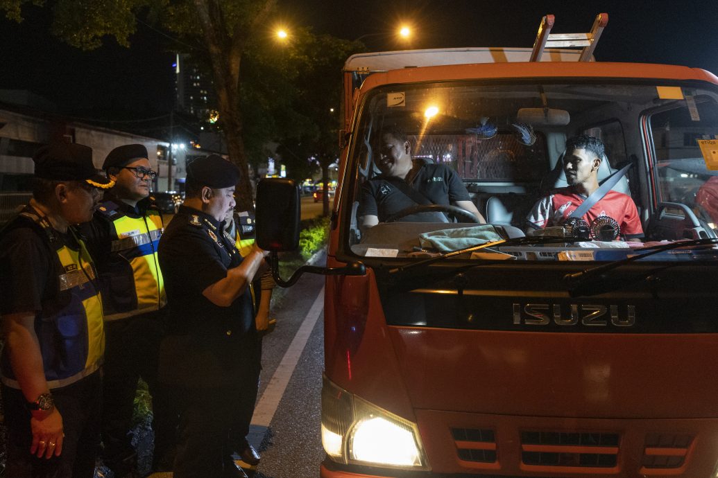 全国:陆路交通局即日起在马泰边界毗邻的4个州属启动特别“支柱行动”,以拦截违法的外国车辆。