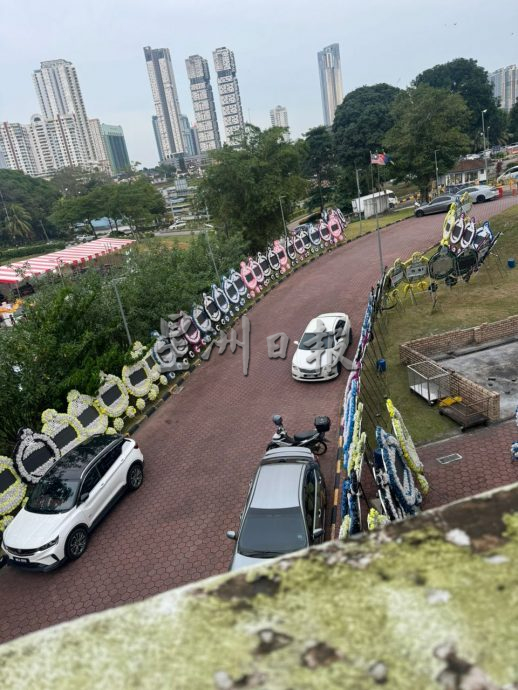 **即时国内**全国:新山实达英达花园枪案10|死者灵堂逾百电子花圈排列