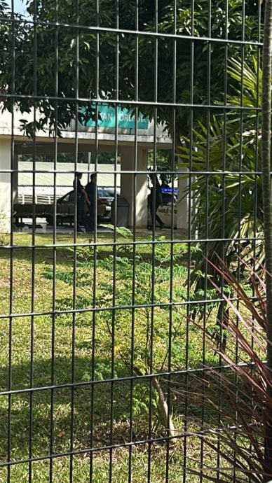 **即时国内**全国:新山实达英达花园枪案9|约50亲友医院领尸,有警员驻守
