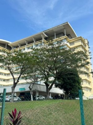 **即时国内**全国:新山实达英达花园枪案9|约50亲友医院领尸,有警员驻守