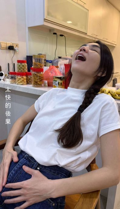 回马过年直奔美食 Ella双手抱肚大呼满足