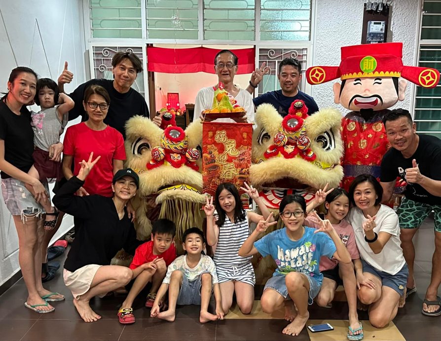 回马过年直奔美食 Ella双手抱肚大呼满足