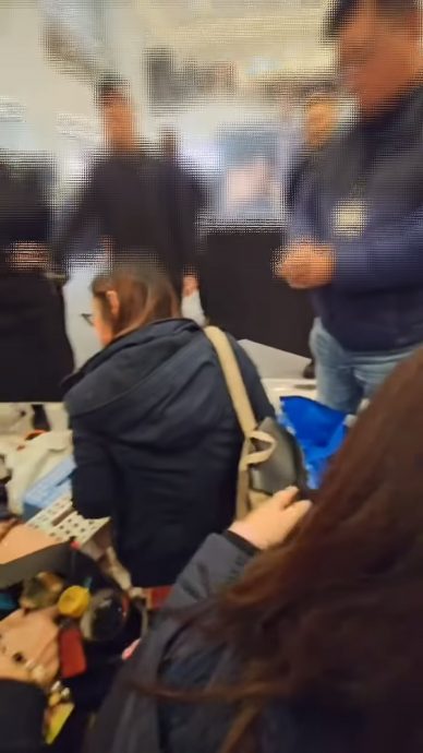 姜涛卢瀚霆粉丝霸位又起冲突!出动警察现场逮人