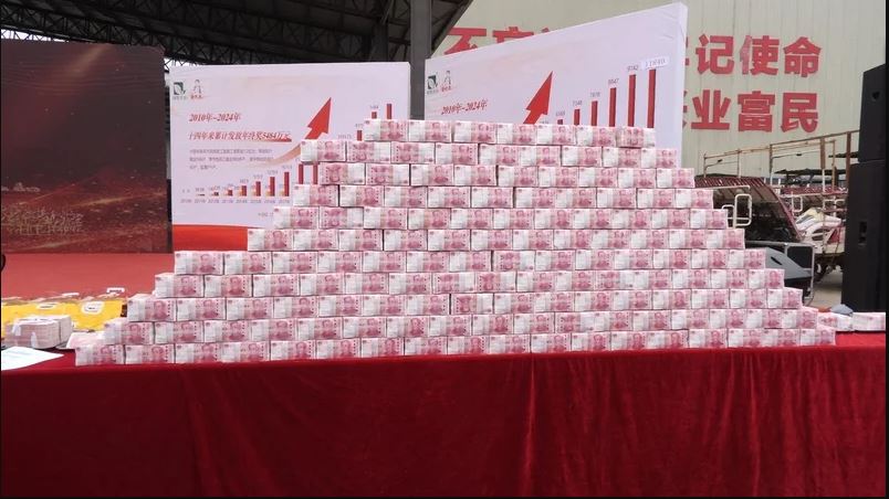 拼图两图)中国江西公司发3000万令吉年终奖