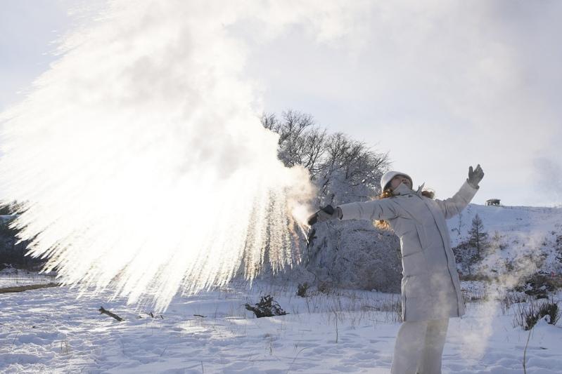 拼盘∕-44.5℃! 中国“最冷小镇”冷到冒烟、泼水成冰