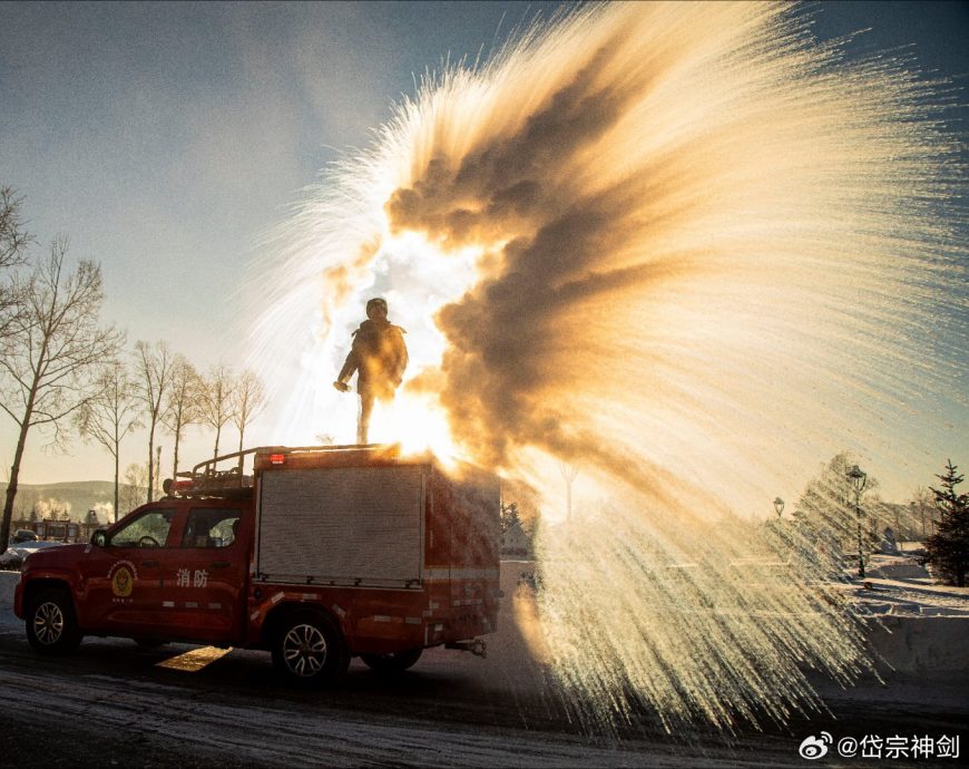 拼盘∕-44.5℃! 中国“最冷小镇”冷到冒烟、泼水成冰