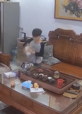 拼盘∕保温杯变“炸弹” 男童保温杯加热水使劲摇晃突炸开