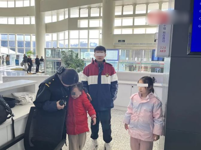 男子中途下车抽烟3娃被高铁载走 急得连扇自己耳光