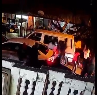 约10人夜袭民宅,一人遭围攻倒地
