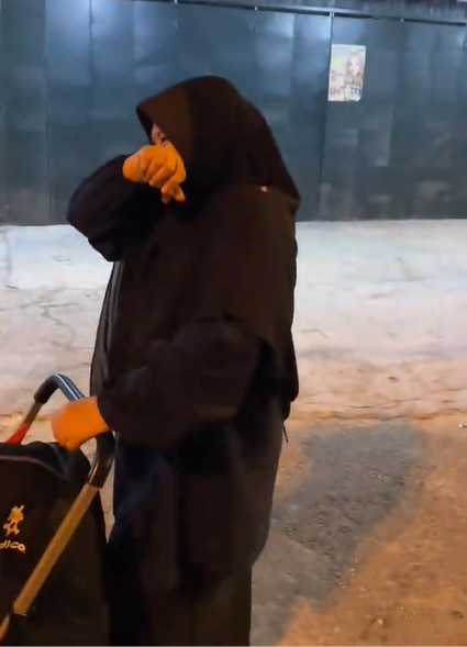视频|半夜遇见母推自闭儿溜达 骑士:他们要去找1款面包