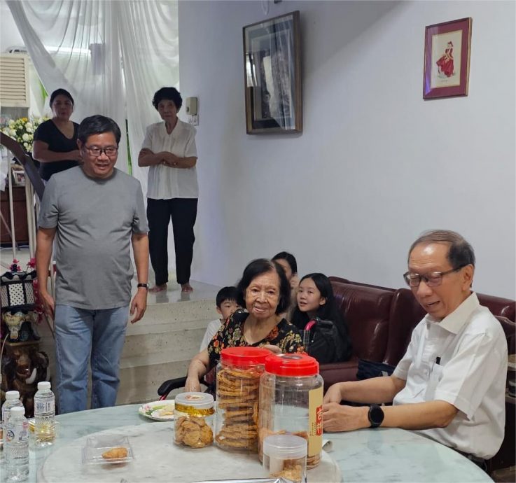 许子根吊唁邱继圃