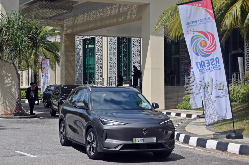 东盟会议:电动汽车Proton e.MAS 7为官车。