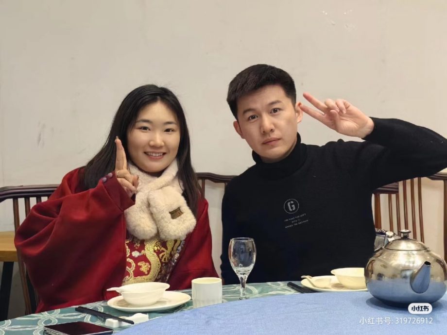 9pm上网 独家,第三文/ 【中国夫妻来马度蜜月“失踪”3】家人劝告缓一缓 闹机夫妇婚礼展延