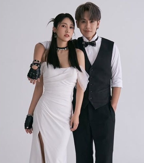 交往12年官宣注册了 鼓鼓大元晒婚纱照放闪