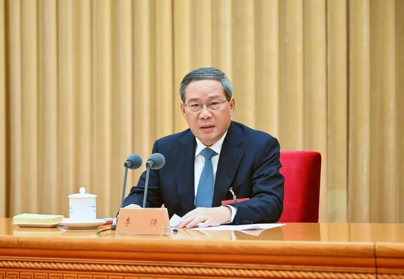 天下事主文)「两会」2025︱政治局开会讨论《政府工作报告》 要求稳住楼市股市