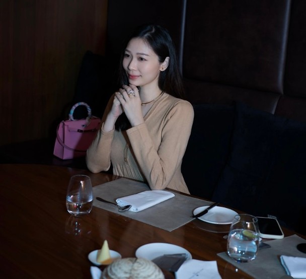 杨秀惠坐完月出关 情人节乐收花和小熊