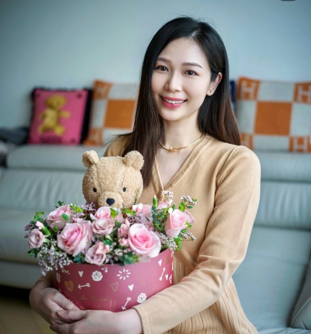 杨秀惠坐完月出关 情人节乐收花和小熊