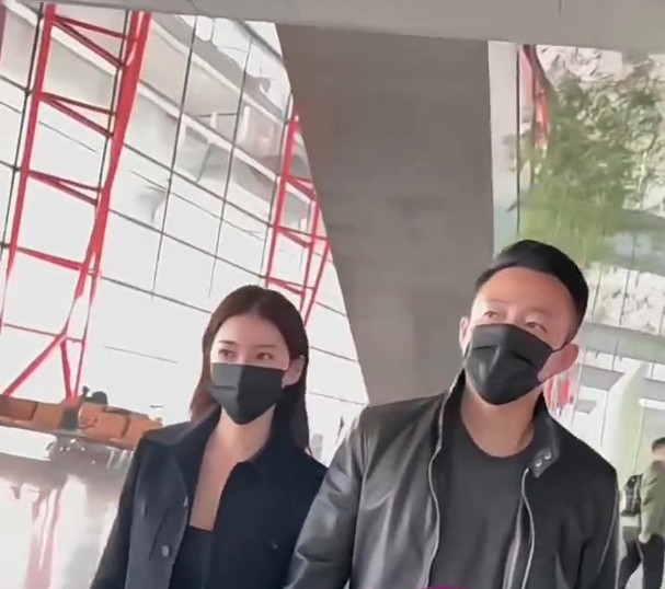 汪小菲妻带子女逛街被拍 S妈无力争产:抢甚么随便他了