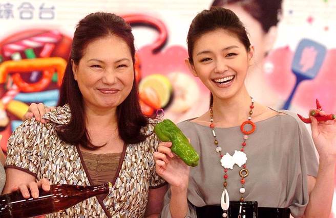 汪小菲妻带子女逛街被拍 S妈无力争产:抢甚么随便他了