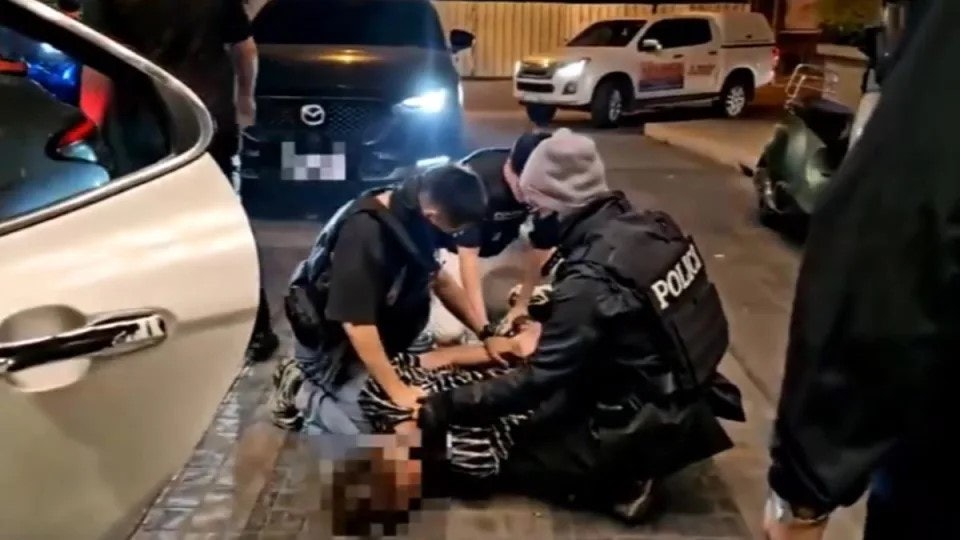 泰国警方冲豪宅破门逮电骗集团首脑 拘两名中国男疑犯